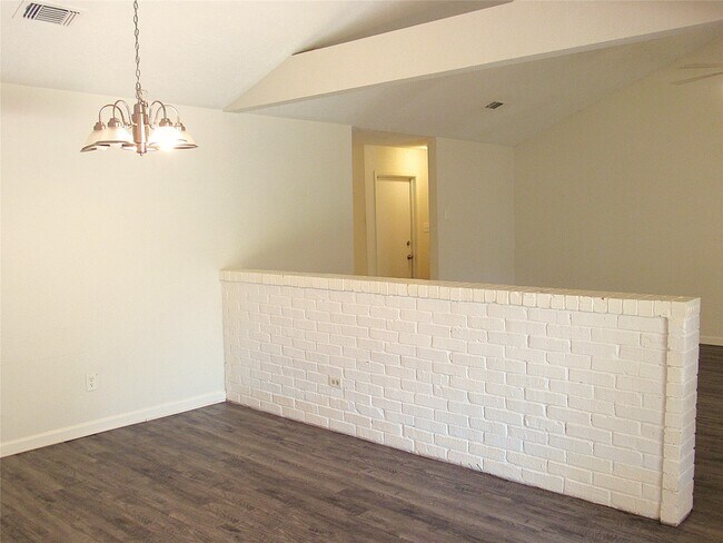 Photo - 18831 Droitwich Dr