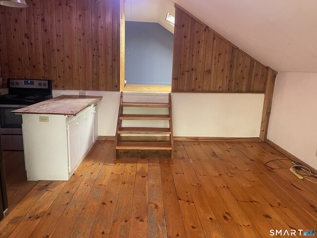 Photo - 1633 Main St N