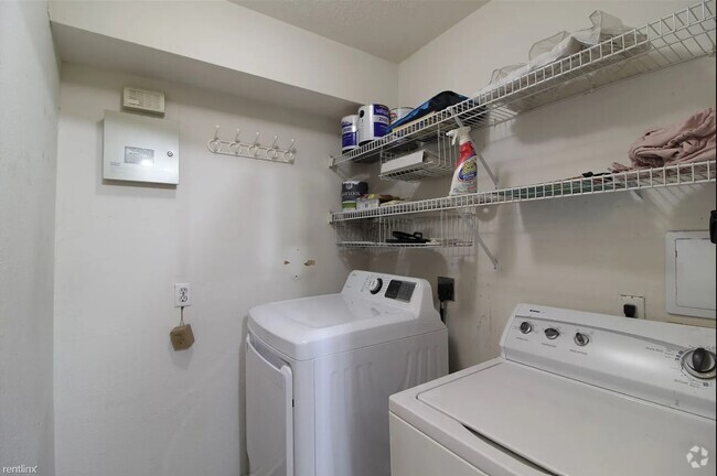 Building Photo - 1575 Oakfield Dr Unit 19 Rental