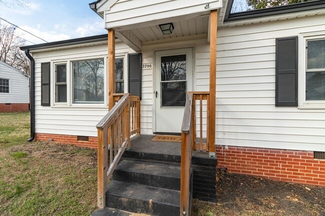 Photo - Lovely 3 bedroom, 1 bathroom home in High Point with LVP throughout!