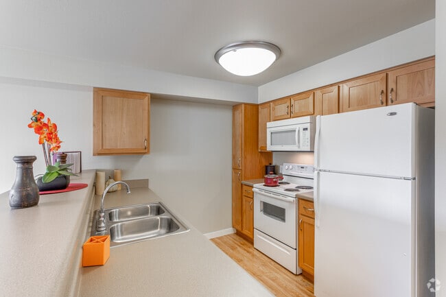 2BR, 1BA - 794 SF