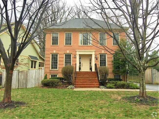 Building Photo - Miraculous & Palatial 5 Bedroom 3.5 Bathro... Rental