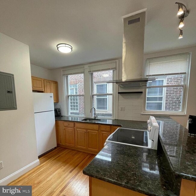Photo - 641 Bainbridge St