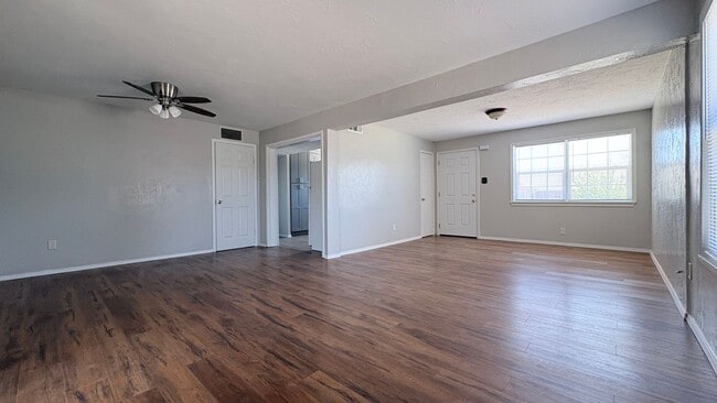 Photo - 305 Swinging Spear Rd