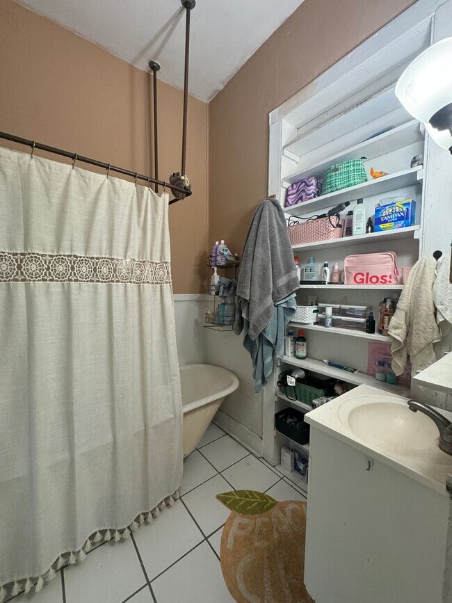 Photo - Large Three Bedroom Apartment - Downtown Unidad B