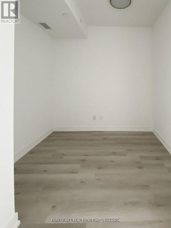 Photo - 2000 Bathurst St