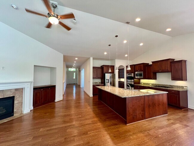 Photo - Spacious Home on Golf Course  - All Bedrooms En Suite
