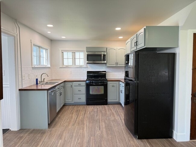 Building Photo - 147 Manheim St Unit 1st Floor Apt.