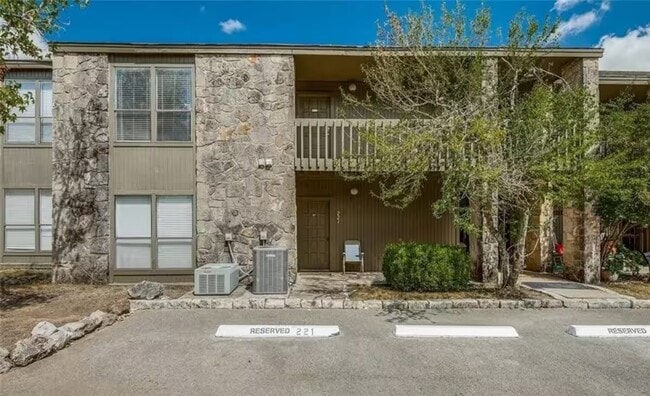 Building Photo - 222 T Bar M Dr