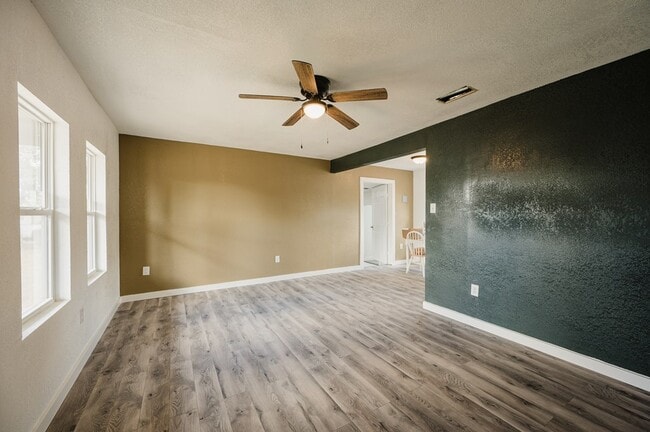 Photo - 3106 Eisenhower Rd