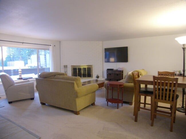 Building Photo - 3 Bedroom - Central Incline! Unit 26