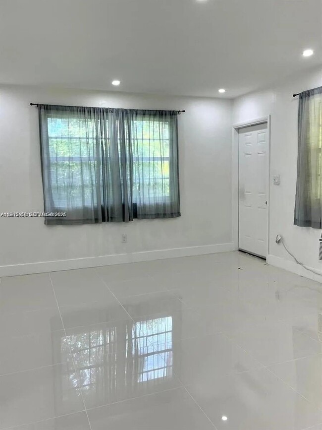 Photo - 725 NE 126th St Unit 5