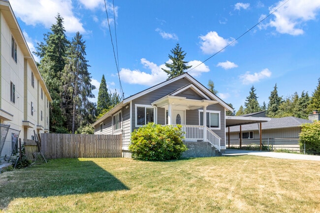Frente - 14721 32nd Ave NE