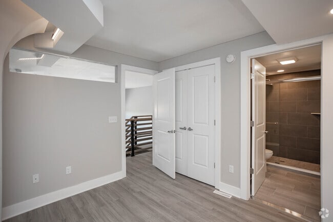 2BR, 2BA - 887SF