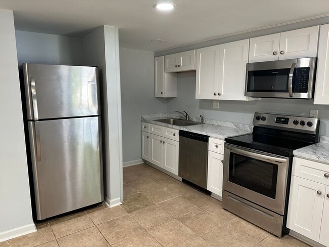 Building Photo - Nice Remodeled 1 bedroom apartment with ut... Unit 2700 Edwards Rd # B