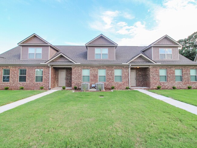 4 BR - 3 Baths - Cable, Internet & Lawn c... - 4 BR - 3 Baths -  Cable, Internet & Lawn c... Townhome