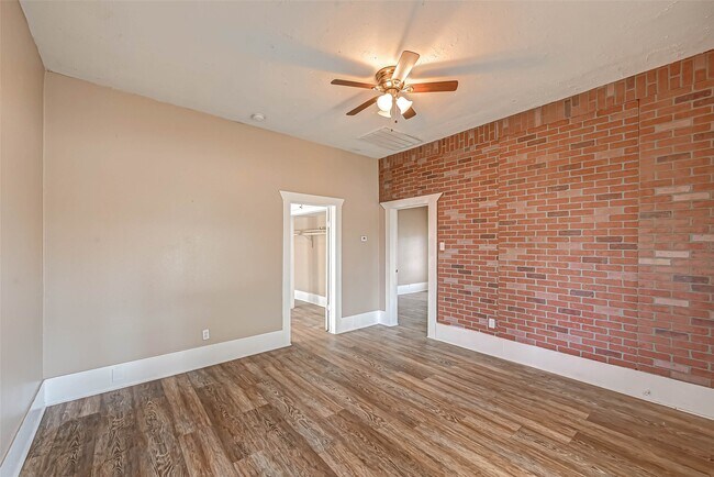 Photo - 406 Woodward St