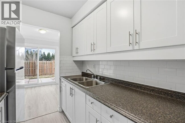 Photo - 125 Limeridge Rd W