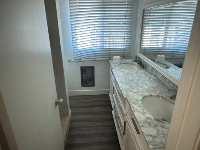 Photo - 22222 Vanowen St