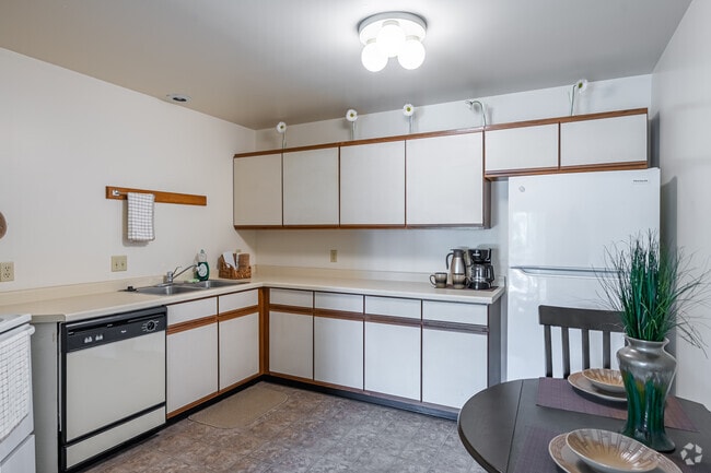 3BR, 2BA - 975SF - Kitchen