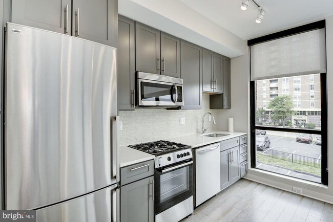 Photo - 1320 Fenwick Ln Unit 202