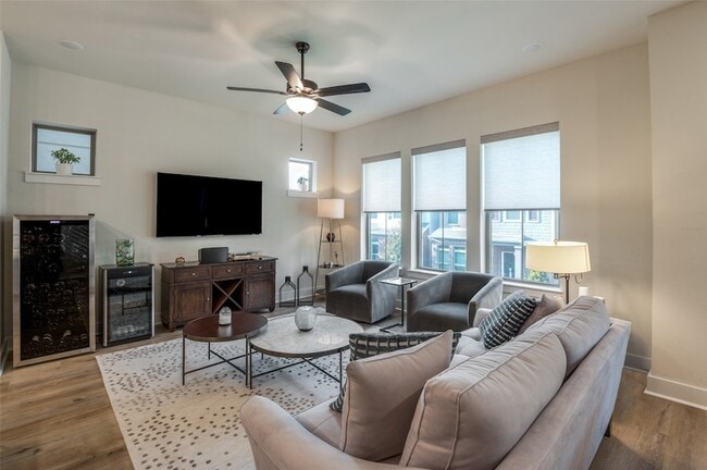 Photo - 1053 Manacor Ln