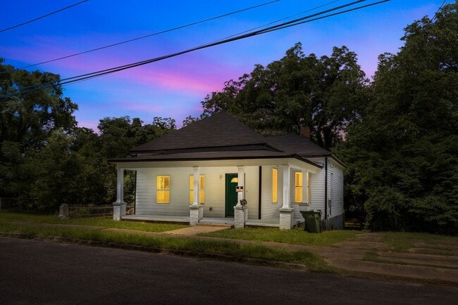 Building Photo - Charming 4 Bedroom, 2 Bathroom house