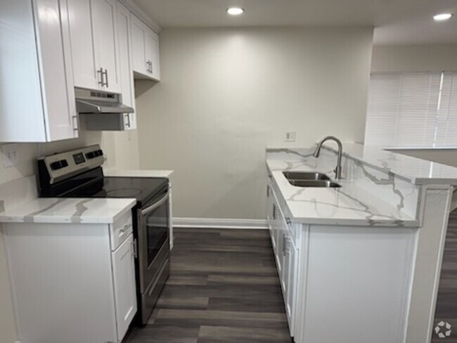 Building Photo - Upstairs Charming 2- bedroom condo