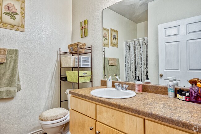 2BR, 2BA - 900 SF - B