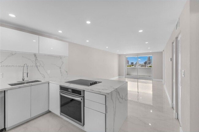Building Photo - 1331 Lincoln Rd Rental
