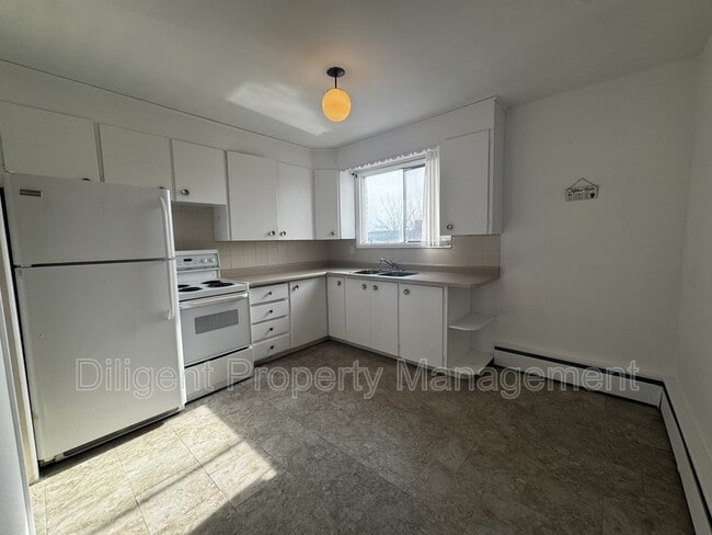 Building Photo - 164 Westmount St