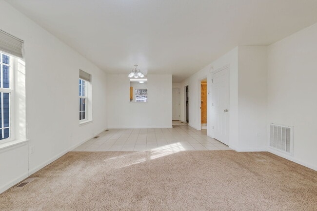 Photo - 1577 Chase St