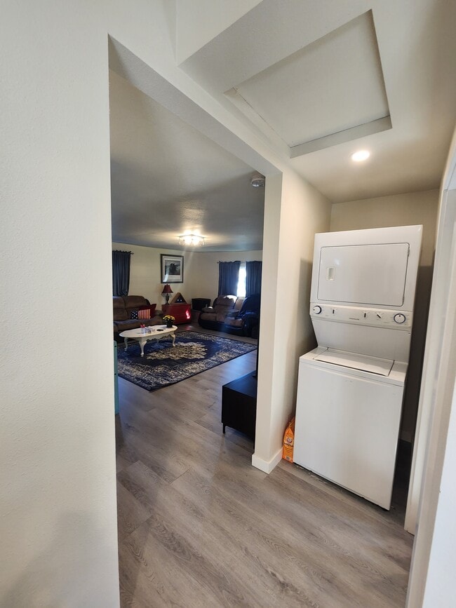 Photo - 785 NW West St