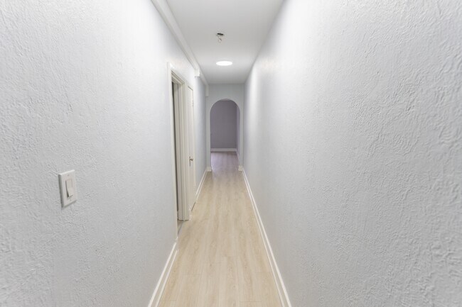 Photo - 8-8 Wellington St W Unité 4