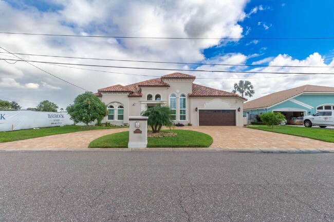 Building Photo - 4/3 Stunning Waterfront home in the heart of Clearwater Beach!