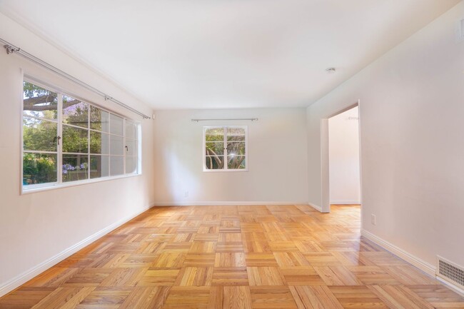 Photo - 5161 Village Green