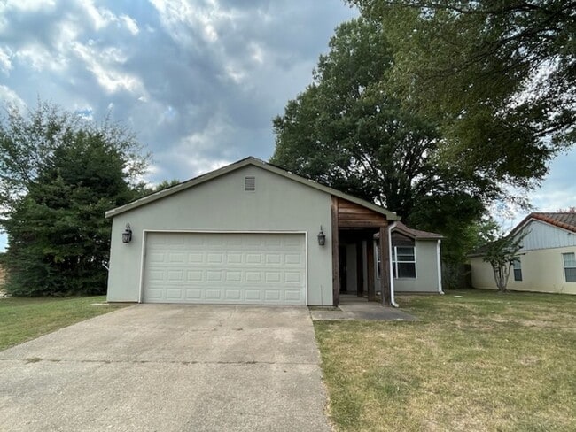 Building Photo - Convenient to everything...........availab... Rental