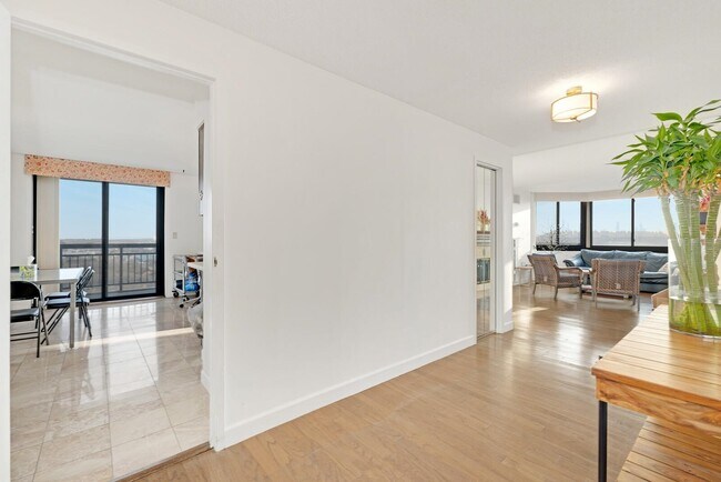 Photo - 1733 Harmon Cove Tower