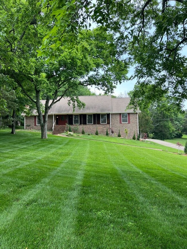 Single Family Home on almost an acre, 4 be... - Single Family Home on almost an acre, 4 be...