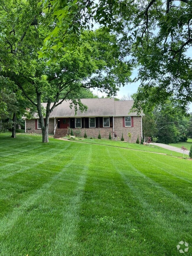 Building Photo - Single Family Home on almost an acre, 4 be...