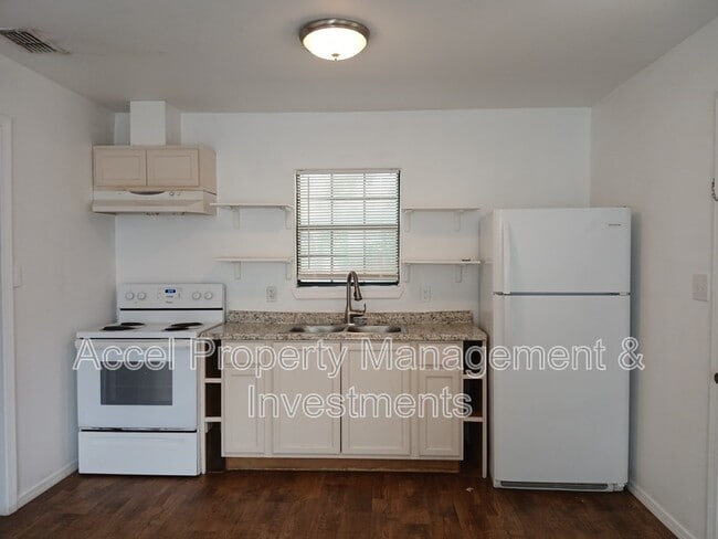 1112 E Van Week St