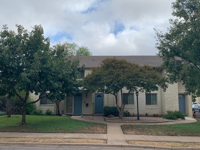 Building Photo - 3214 Crosscreek Dr