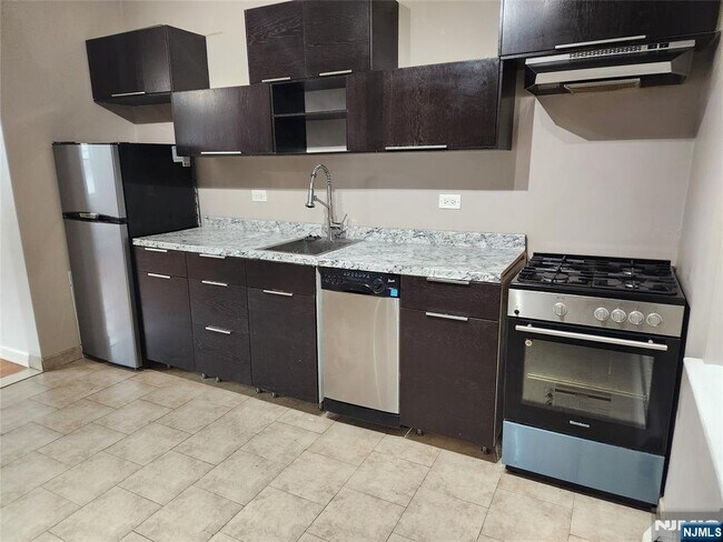 Photo - 68 W Main St