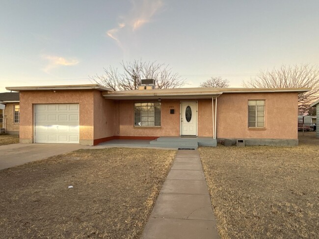 3 bedroom/ 1 bath, No Bills Paid. - 3 bedroom/ 1 bath, No Bills Paid. Casa