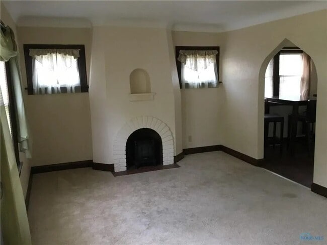 Charming 1-Bedroom with Vintage Appeal near Downtown Toledo – 800 sq ft for $675