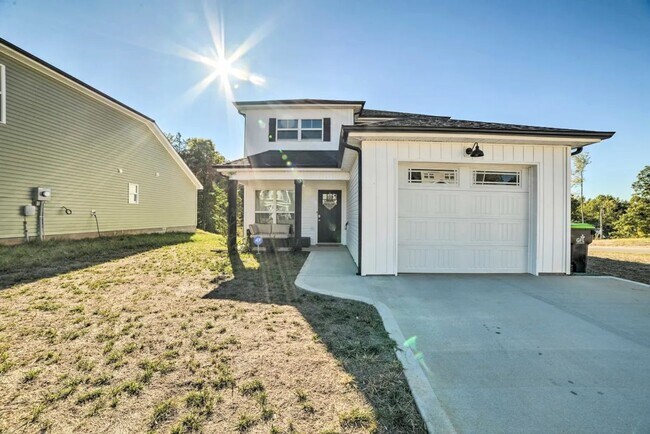 Building Photo - Pet Friendly Three Bedroom! Rental
