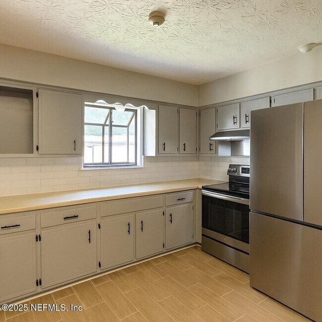 Photo - 3671 Red Oak Cir W