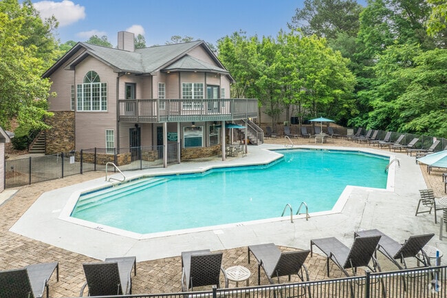 Pool & Clubhouse