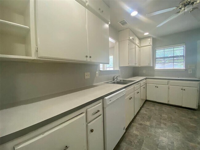 Photo - 1609 W 11th St