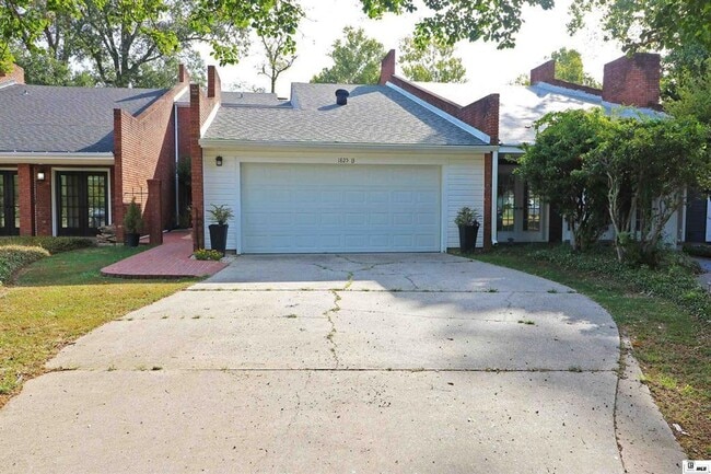 Building Photo - 1825 Townhouse Dr